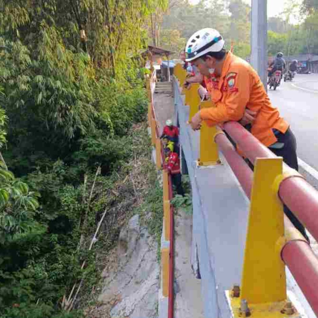 Jambret Nekat Lompat ke Jurang Cadas Pangeran Sumedang