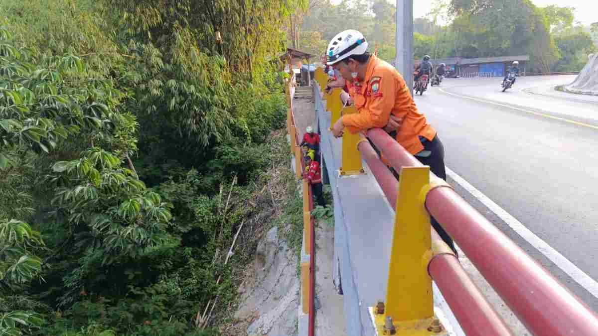 Jambret Nekat Lompat ke Jurang Cadas Pangeran Sumedang