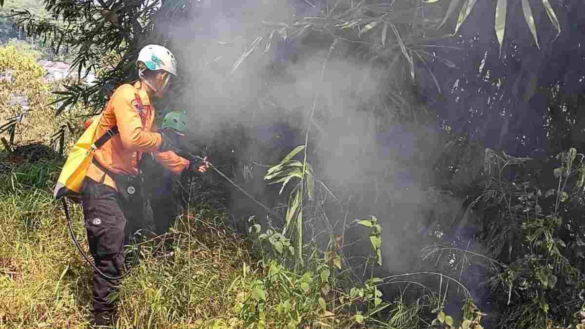 Lereng Gunung Kerud Sumedang Terbakar, Nyaris Dekati Permukiman Warga