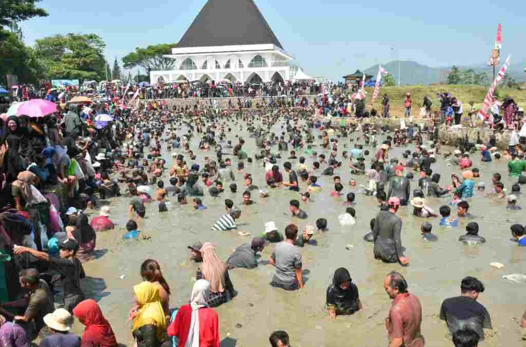 2 Ton Ikan Jadi Rebutan Warga pada  Acara Ngagogo di PP Sumedang