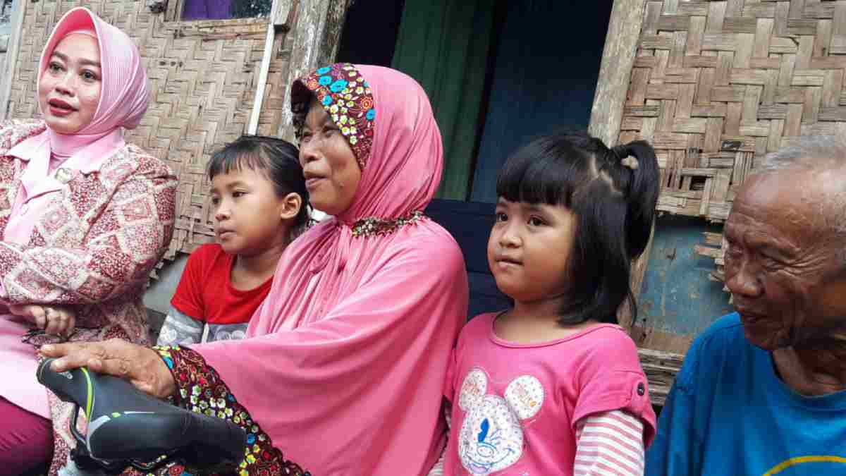 Keluarga tinggal di makam di Sumedang