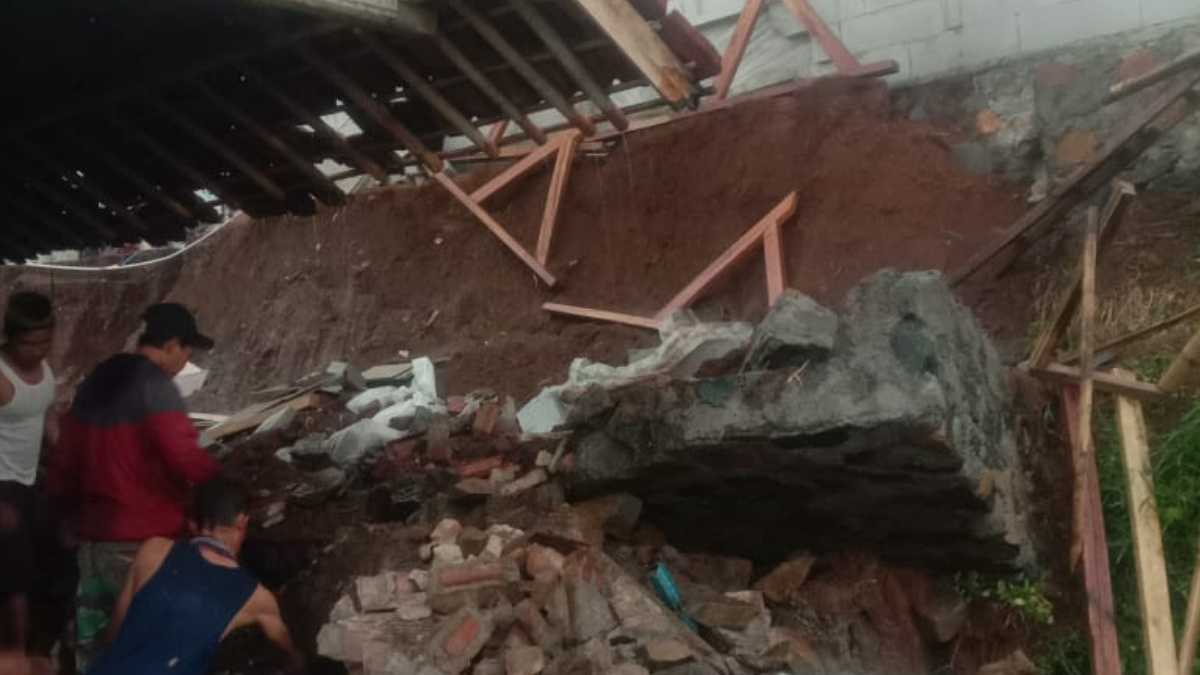 TPT Ambruk Timpa Rumah Warga di Wado Sumedang