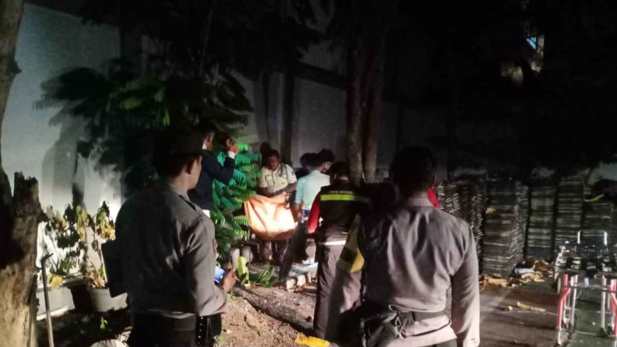 Jatuh dari Lantai 1 Plaza Asia Sumedang, Pria Berseragam Ditemukan Tewas