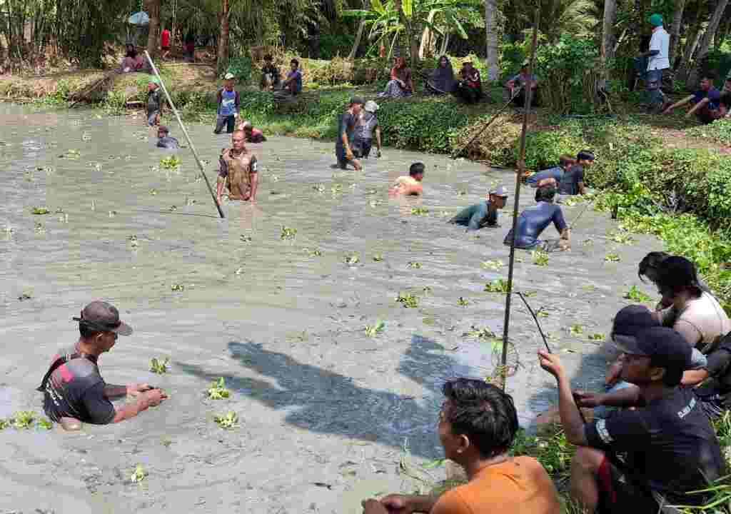 Ngobeng Balong, Tradisi Unik Paslon HUDANG 02 di Pilkada Pangandaran