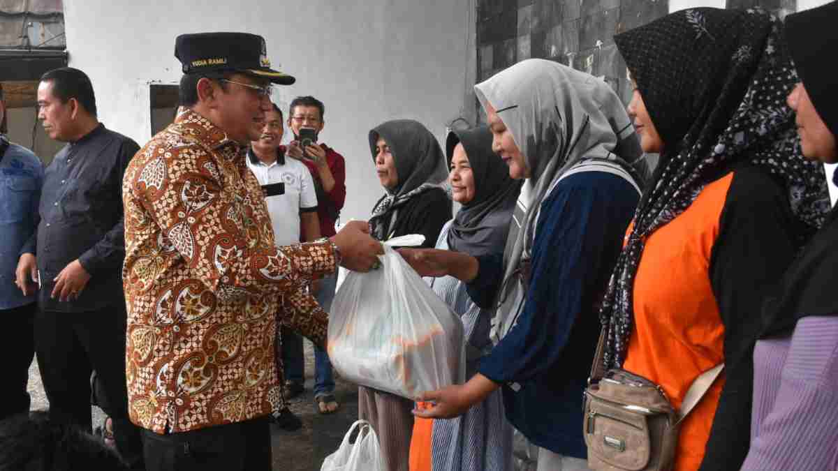 Operasi Pasar Bersubsidi Warnai Bujangan Desa di Jatinagor Sumedang