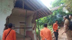 Diterjang Angin Kencang, Tembok Rumah Warga Sumedang Ambruk