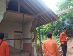 Diterjang Angin Kencang, Tembok Rumah Warga Sumedang Ambruk