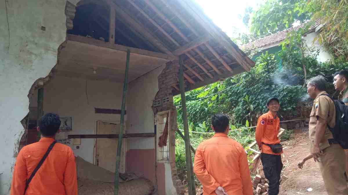 Diterjang Angin Kencang, Tembok Rumah Warga Sumedang Ambruk