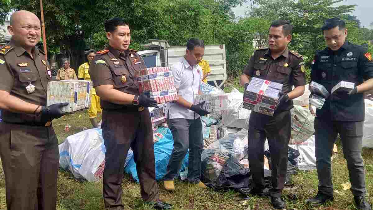 Kejari Sumedang Musnahkan Barang Bukti Tindak Pidana