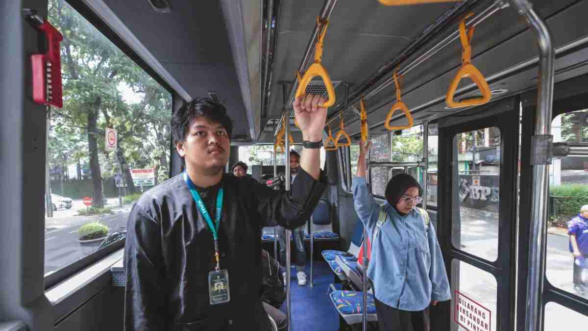 Naik Bus Metro Jabar Trans Lebih Asyik dan Nyaman