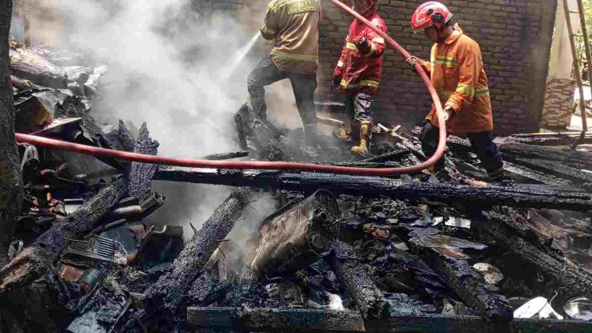 Rumah Semi Permanen di Cimanggung Sumedang Ludes Terbakar