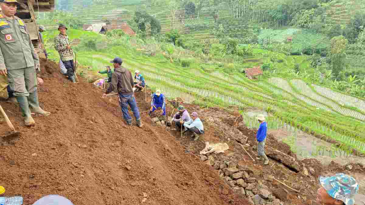 Sukasari Sumedang Longsor di Tiga Titik