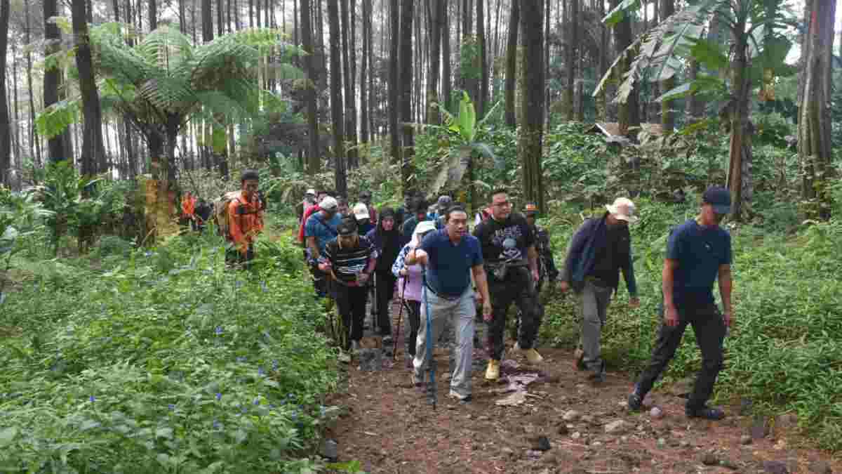 Kepala Perangkat Daerah Mendaki Gunung Tampomas Sumedang