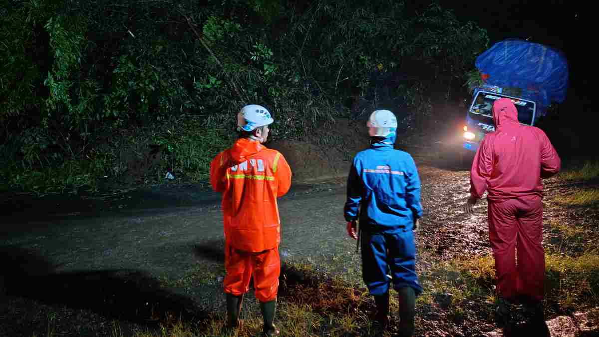 Longsor Tutup Jalan Penghubung Sumedang-Subang, Evakuasi Masih Berlangsung