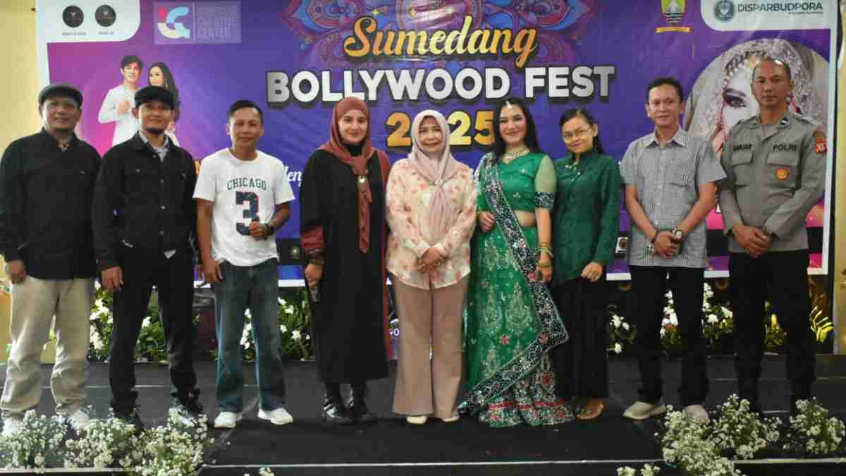 Sekda Tuti Buka Festival Bollywood Fashion Show Sumedang