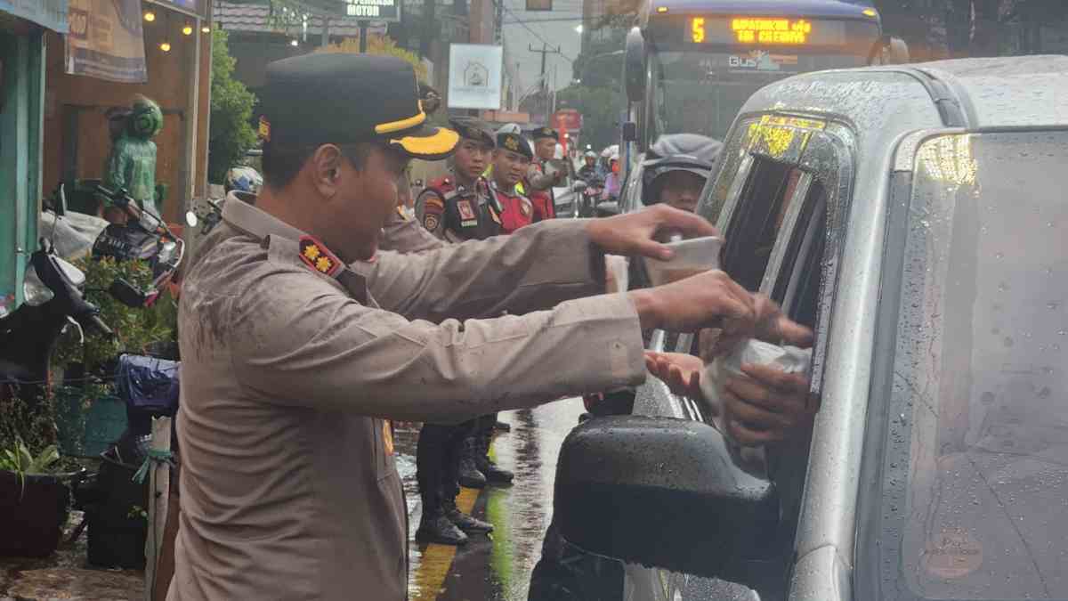 Hujan Tak Surutkan Semangat Kapolres Sumedang Bagikan Takjil