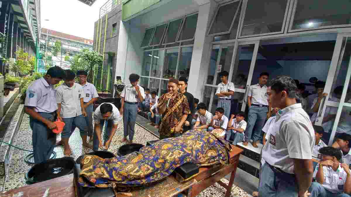 Pelajar SMAN 5 Tasikmalaya Dilatih Pulasara Jenazah