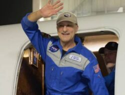 Astronot Tertua Kembali ke Bumi Setelah 220 Hari Mengangkasa