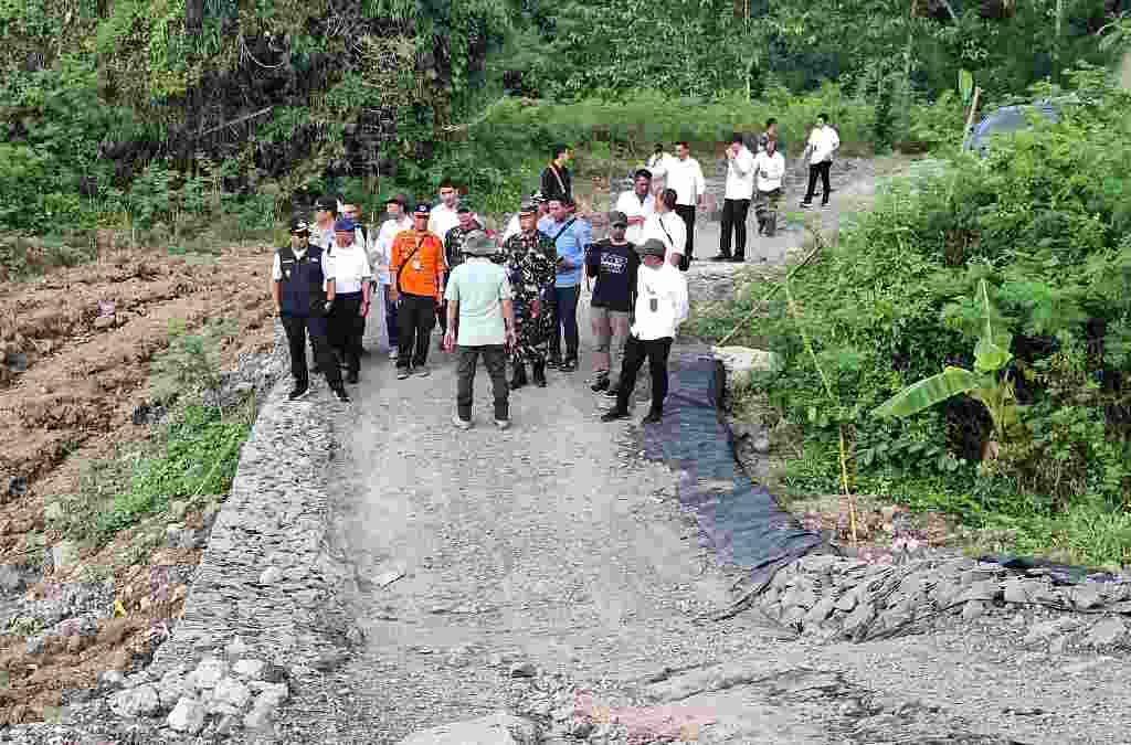Bupati Dony Respons Cepat Jalan Amblas di Surian Sumedang