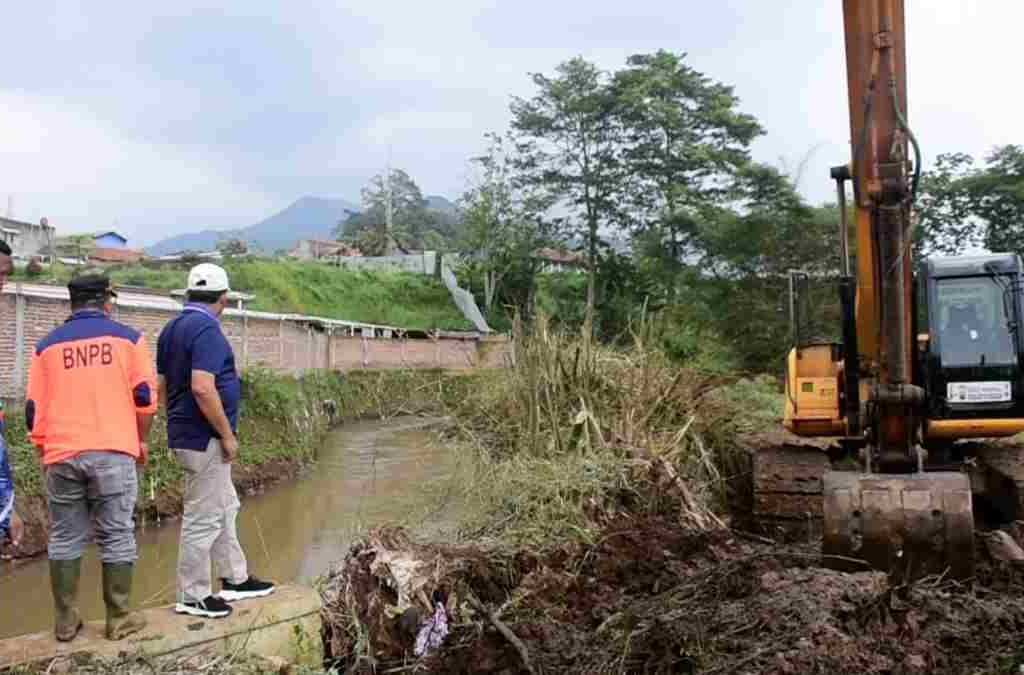 Bupati Sumedang Tinjau Sungai Cimande, Pastikan Penanganan Banjir Menyeluruh
