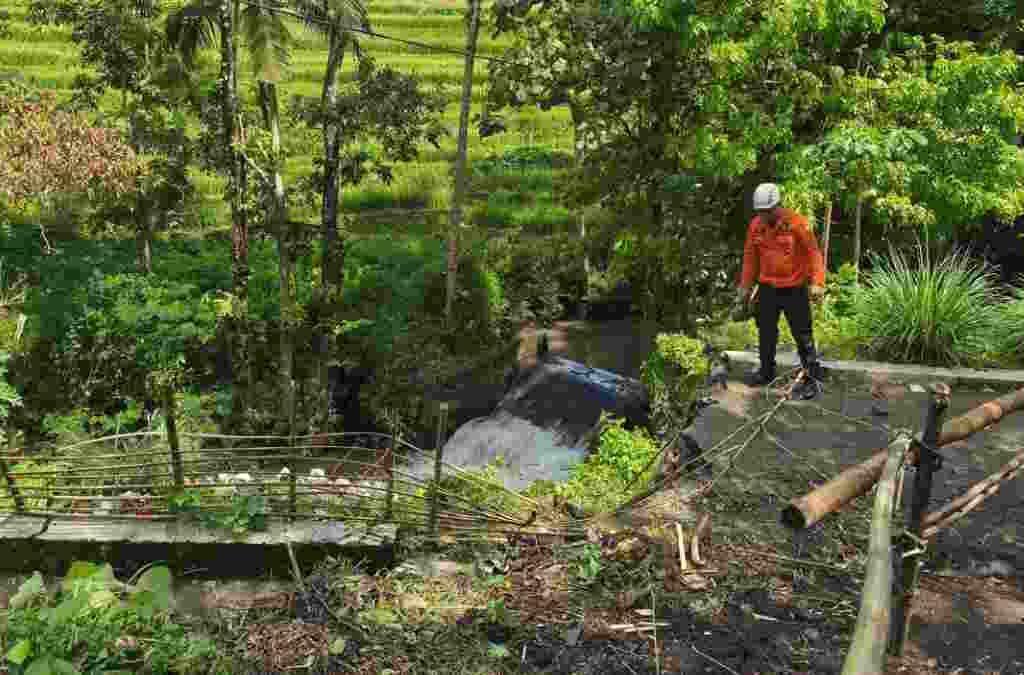 Jalan Penghubung 2 Kecamatan di Sumedang Putus, Warga Terisolasi