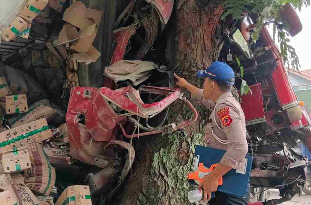 Laka Maut di Paseh Sumedang, Sopir Tewas Tergencet Kemudi Truk