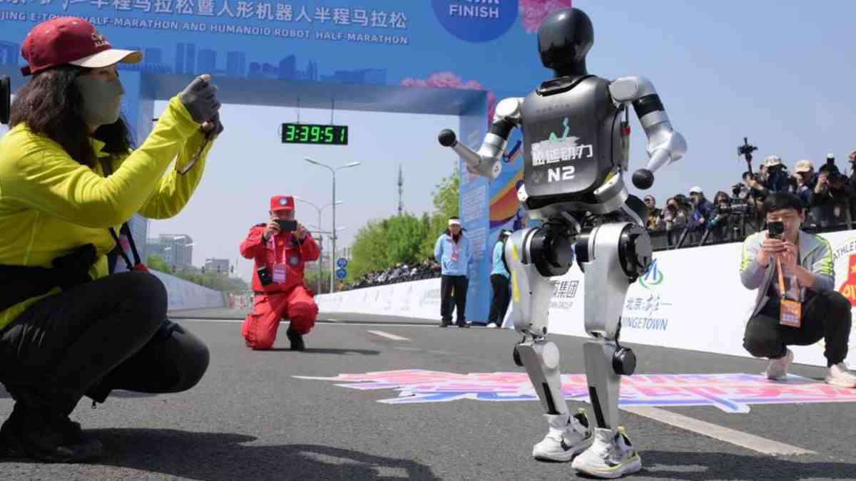 Puluhan Robot Ikut Lomba Marathon di China