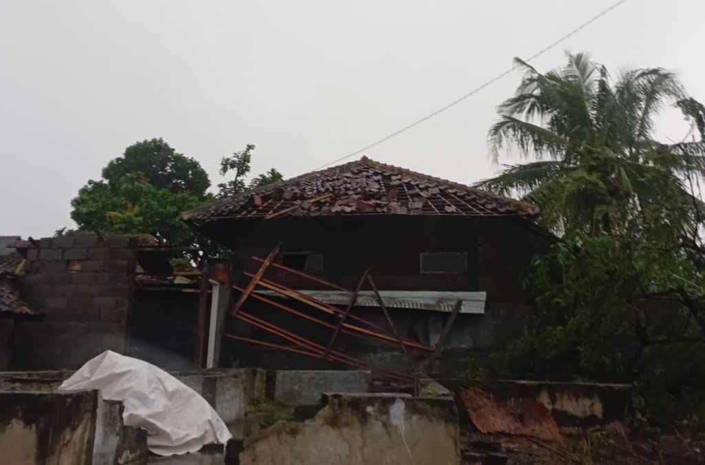 Puluhan Rumah di Buahdua Sumedang Rusak Diterjang Puting Beliung