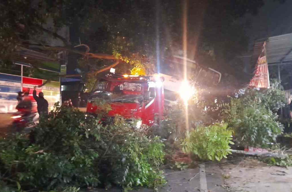 Mobil Derek Tabrak Pohon di Tanjungsari Sumedang