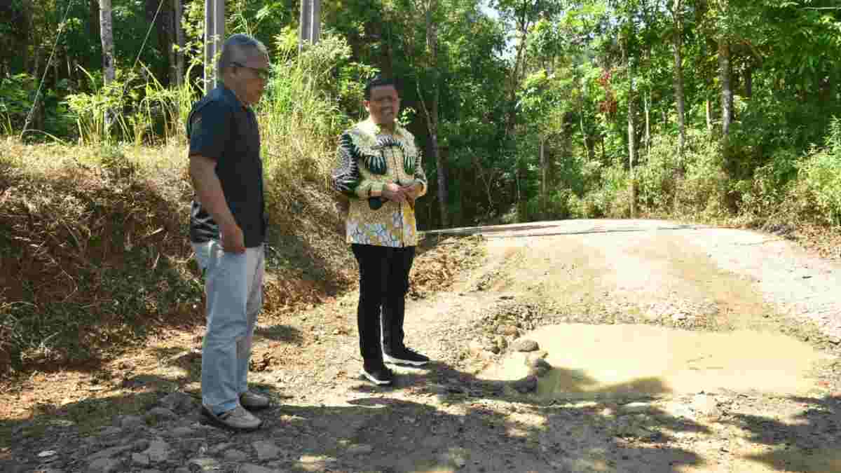 Bupati Sumedang Tinjau Jalan Cibareubeu Jatinunggal