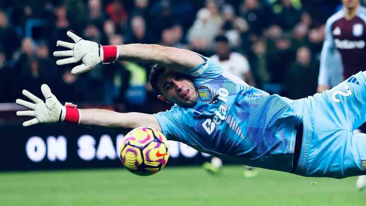 Chelsea Tepis Rumor Buru Emiliano Martinez
