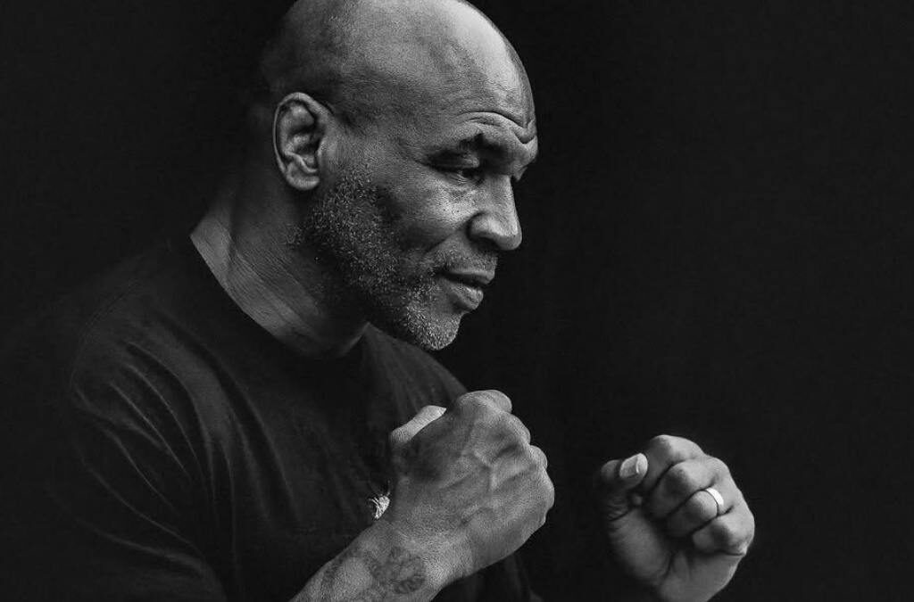 Mike Tyson Gigit Telinga Holyfield di Ring Tinju Dunia