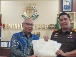 Kejari Sumedang Terima 9 Sertifikat Hak Pakai Tanah Sekolah, Wujud Komitmen Selamatkan Aset Daerah