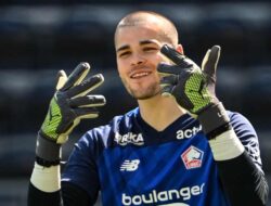 Donnarumma Tak Kunjung Teken Kontrak Baru, PSG Gaet Kiper Muda Lucas Chevalier