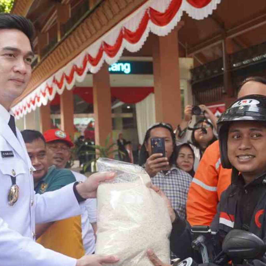 Baznas Sumedang Salurkan Bantuan Kemerdekaan untuk Guru, ASN, dan Warga