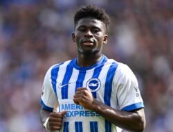 Brighton Tutup Pintu Transfer untuk Carlos Baleba, MU Gigit Jari Tapi Siap Kembali!