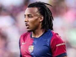 Tepis Rumor, Jules Koundé Resmi Perpanjang Kontrak di Barcelona