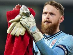 Viktor Johansson Berpeluang Pergi dari Stoke City, Klub Liga Inggris Pantau Situasi