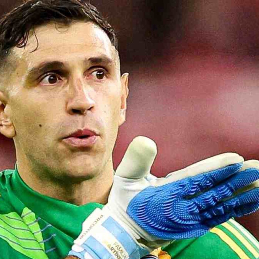 Aston Villa Senang Transfer Emi Martínez ke MU Gagal