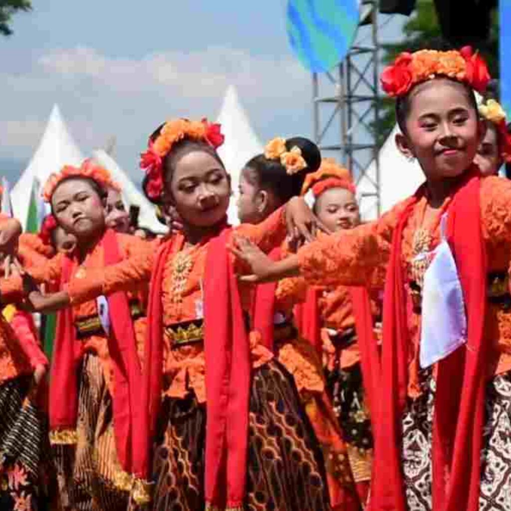 Tarian Jaipong Ronggeng Sadunya Sambut Pilot Paralayang yang akan Menari di Langit Sumedang