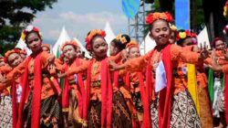 Tarian Jaipong Ronggeng Sadunya Sambut Pilot Paralayang yang akan Menari di Langit Sumedang