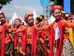 Tarian Jaipong Ronggeng Sadunya Sambut Pilot Paralayang yang akan Menari di Langit Sumedang