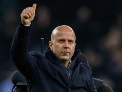 Dibeking Pemilik, Arne Slot Pede Masa Depannya di Liverpool