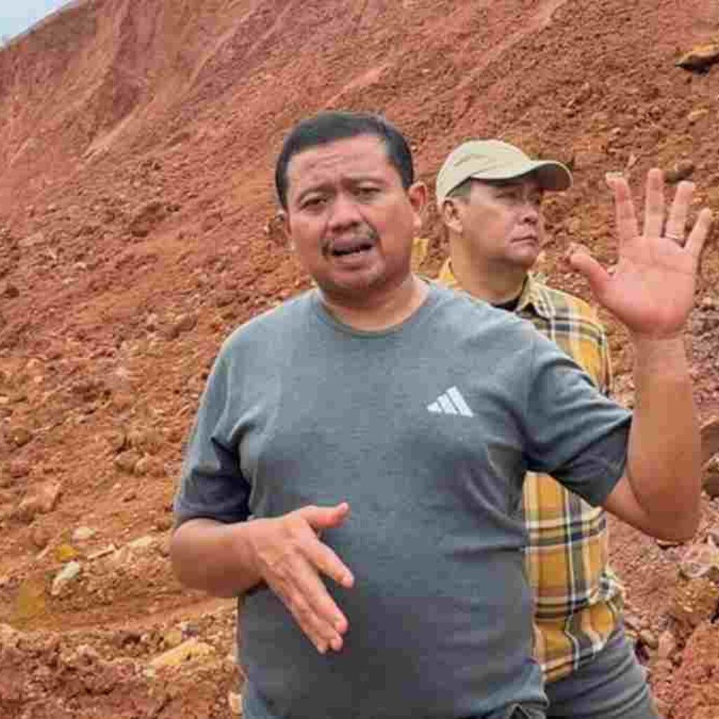 Tinjau Tebing Longsor di Lingkar Utara Jatigede, Sumedang