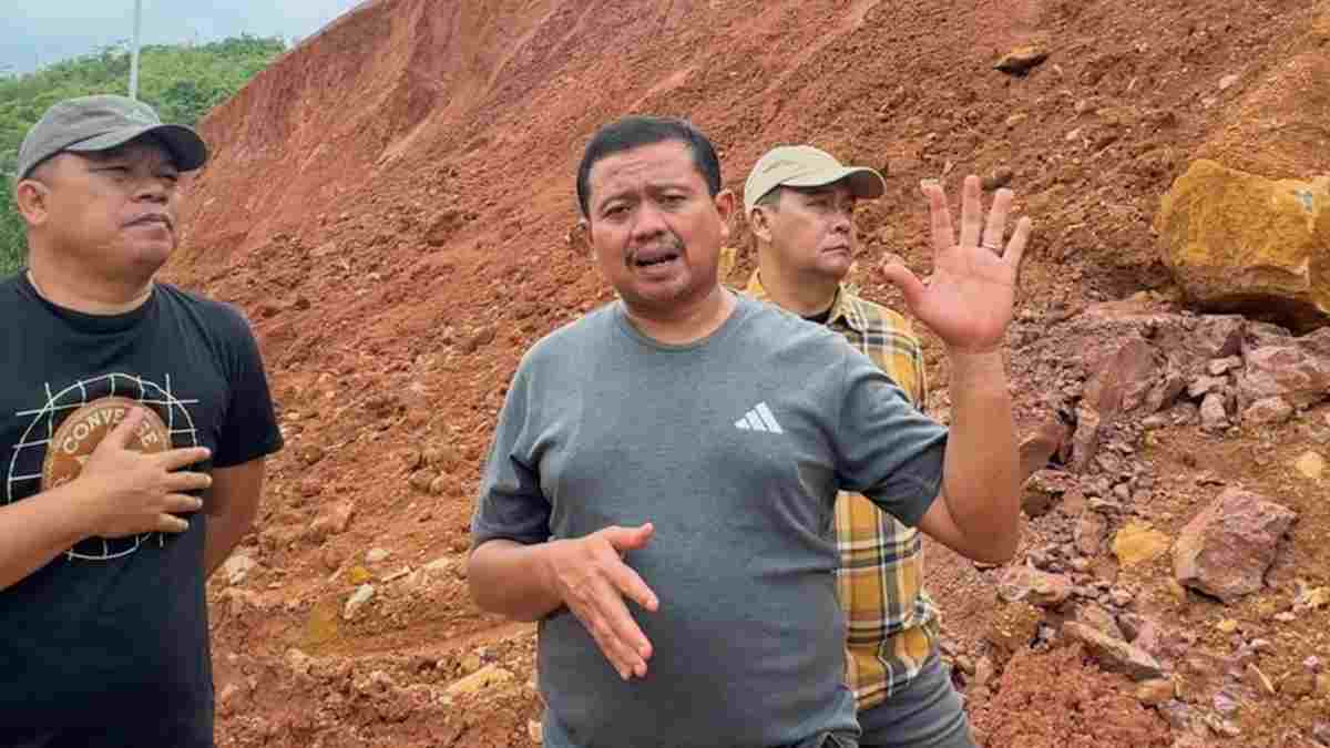 Tinjau Tebing Longsor di Lingkar Utara Jatigede, Sumedang