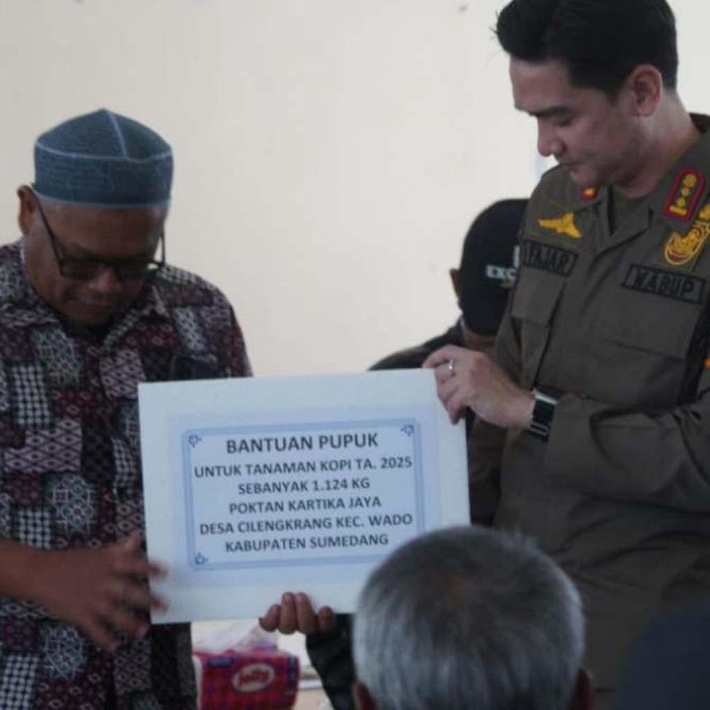 Wabup Sumedang Salurkan Bantuan Pupuk untuk Petani Kopi di Tanjungsari