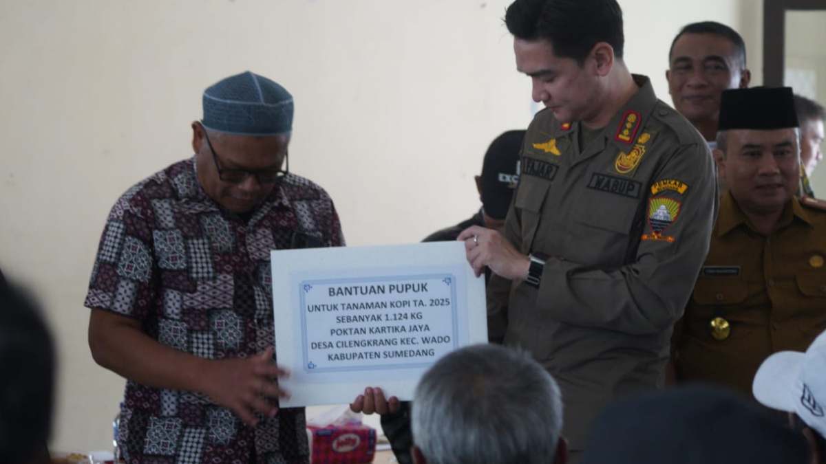 Wabup Sumedang Salurkan Bantuan Pupuk untuk Petani Kopi di Tanjungsari