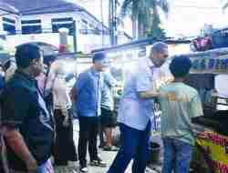 Bos Tol dan Bupati Dony Ngabuburit di Alun-Alun Sumedang, Borong Takjil untuk Warga