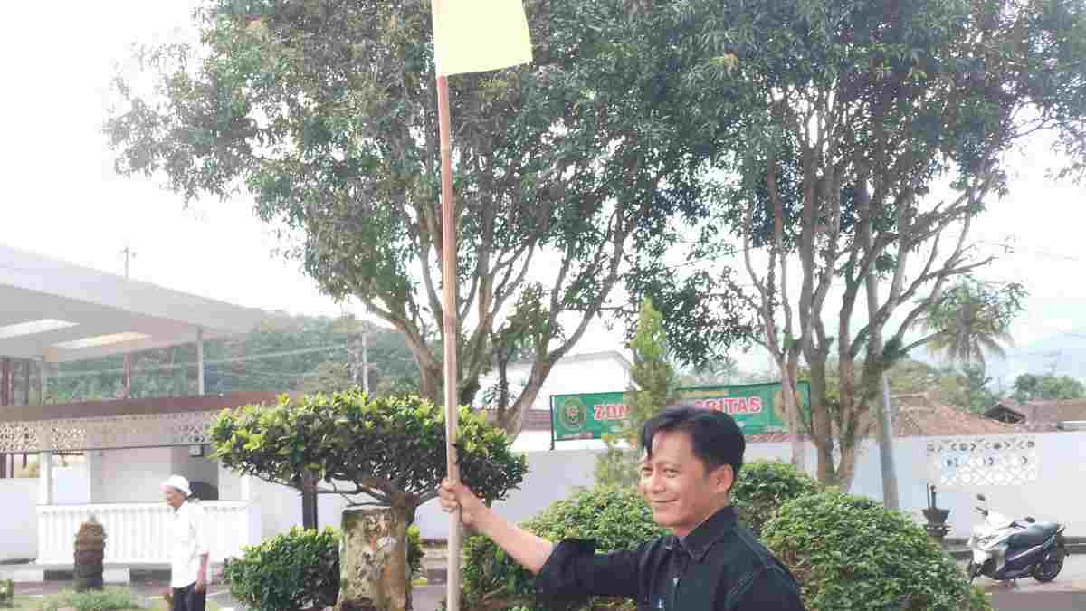 Ahli Waris Pasang Bendera Kuning di PN Sumedang