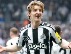 Direktur Bayern Bantah Bakal Bajak Anthony Gordon dari Newcastle